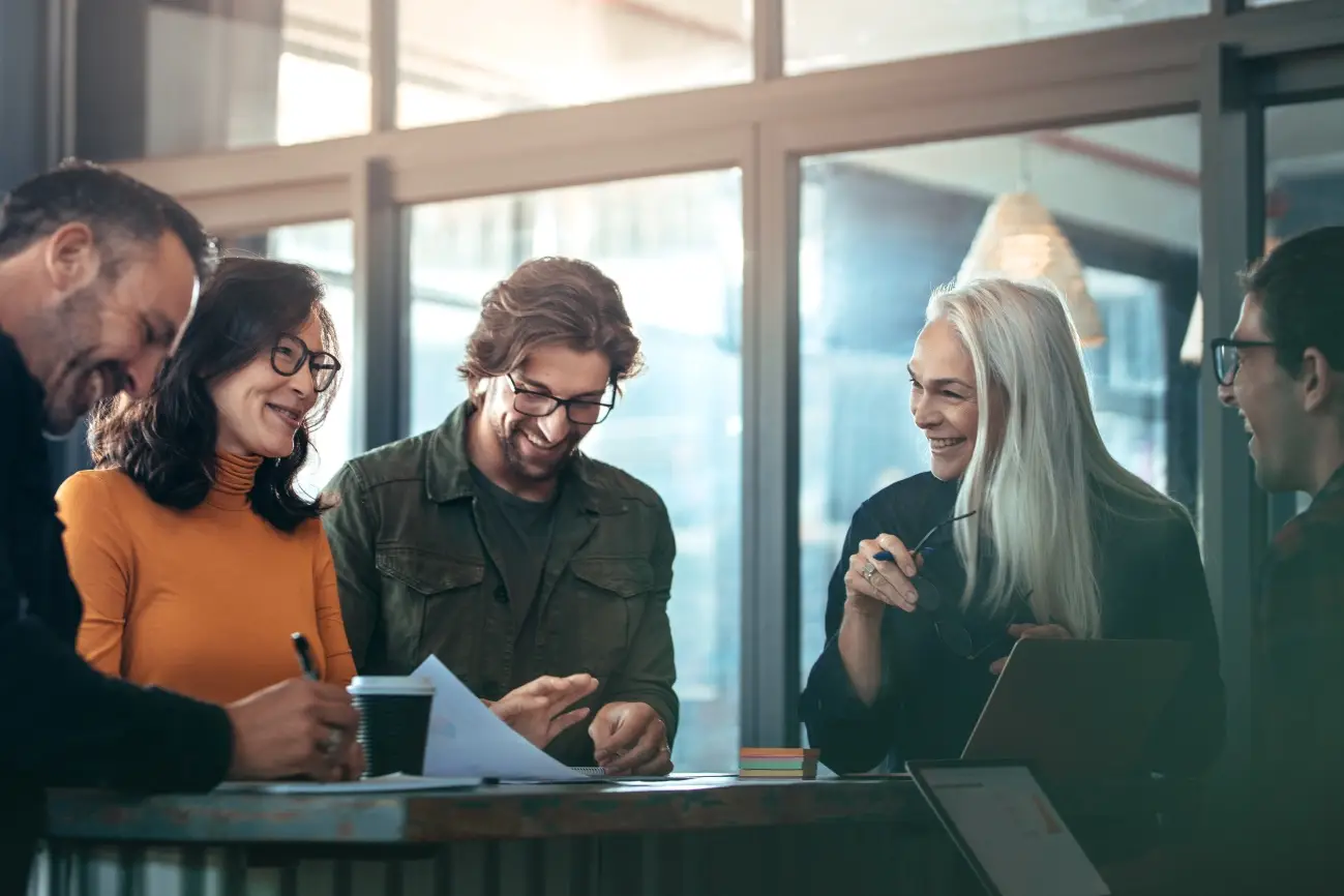 Bilden föreställer en grupp med medarbetare som går en kurs i processorientering.